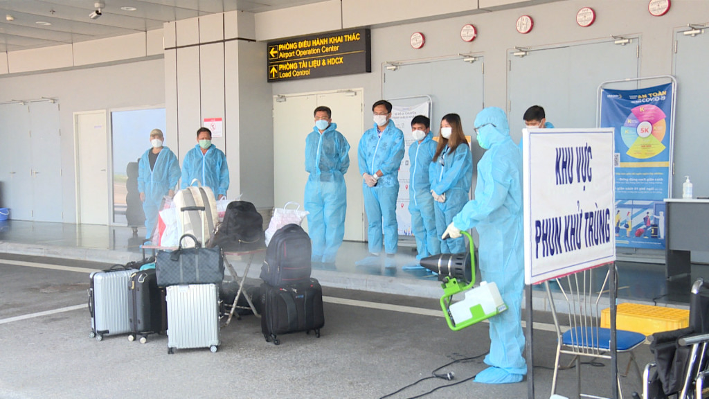 Hành khách làm thủ tục tại Sân bay Vân Đồn thực hiện theo đúng quy trình phòng chống dịch đã được phê duyệt.