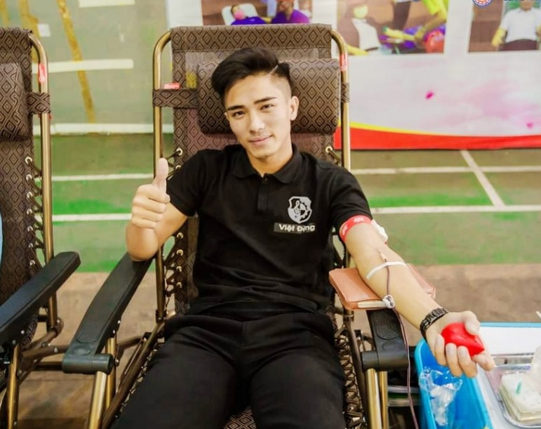 Đặng Đình Việt tích cực tham gia hiến máu nhân đạo.
