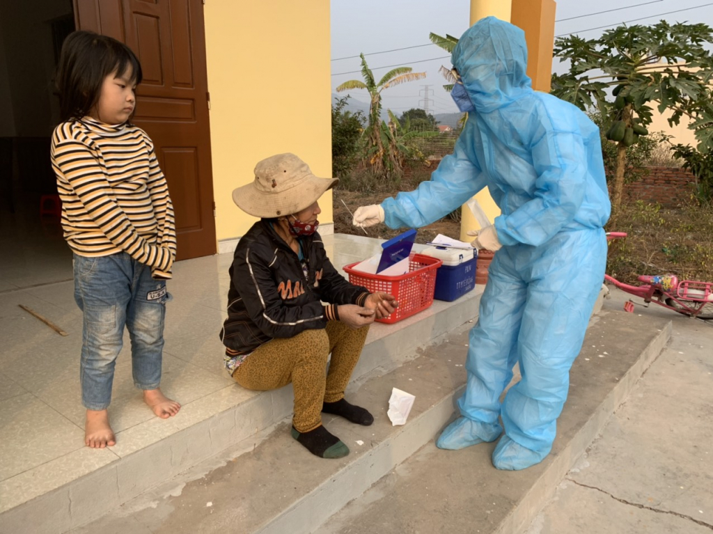 Sinh viên trường Cao đẳng Y tế Quảng Ninh thực hiện lấy mẫu xét nghiệm Covid-19 cho người dân trên địa bàn TX Đông Triều tháng 1/2021.