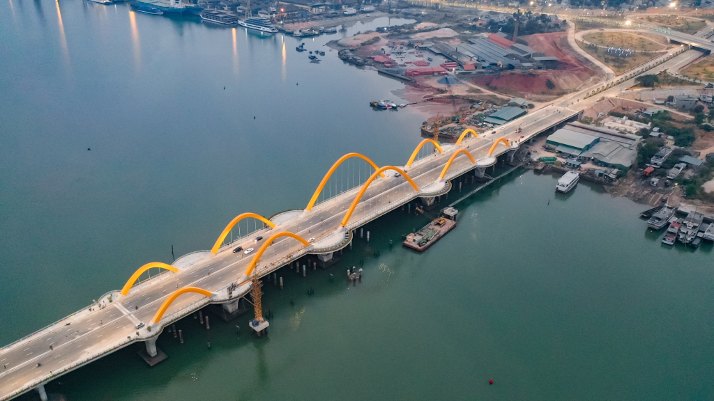 The project of Love Bridge was implemented in record time, nearly 600 days. The bridge featuring six motor lanes as well as pavements connects the north and south of Ha Long city.