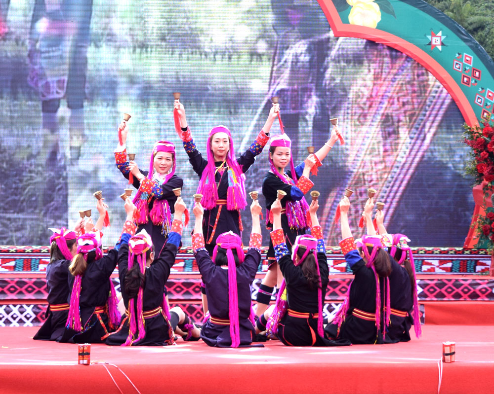 Chương trình biểu diễn của đội văn nghệ xã Nam Sơn tại Lễ hội Bàn Vương năm 2020 tại huyện Ba Chẽ