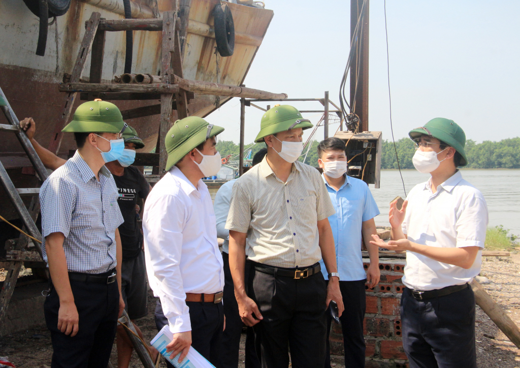 Phó Chủ tịch UBND tỉnh Phạm Văn Thành kiểm tra, chỉ đạo công tác lắp đặt thiết bị giám sát hành trình tàu cá tại TX Quảng Yên, tháng 9/2021.