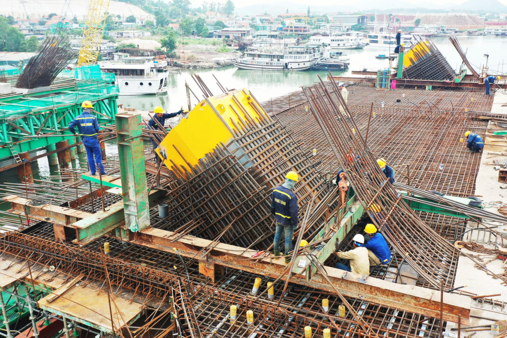 To ensure the safety of more than 300 employees, all activities at the construction site were done in closed state. 3 shifts and 4 crews were maintained throughout the construction process.