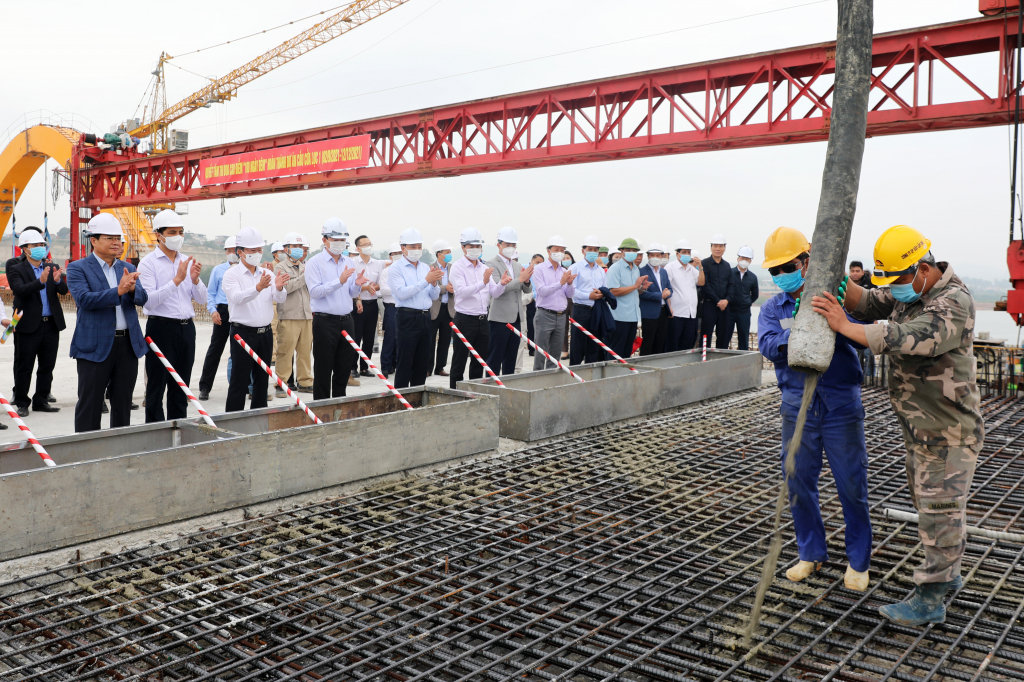The main girder construction of the main bridge was completed in September 2021. The concrete filled with steel arches was accomplished in October 2021. Concrete was poured to complete the closure point of the bridge on November 2.