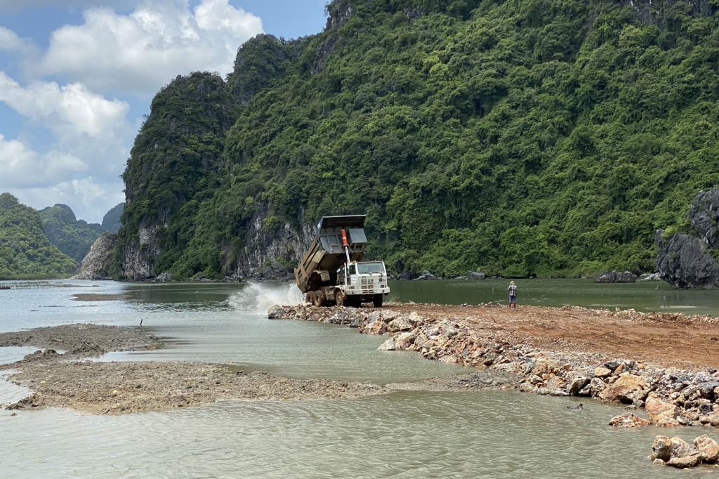 Similarly, the project of Ha Long - Cam Pha coastal road commenced at the end of 2019.