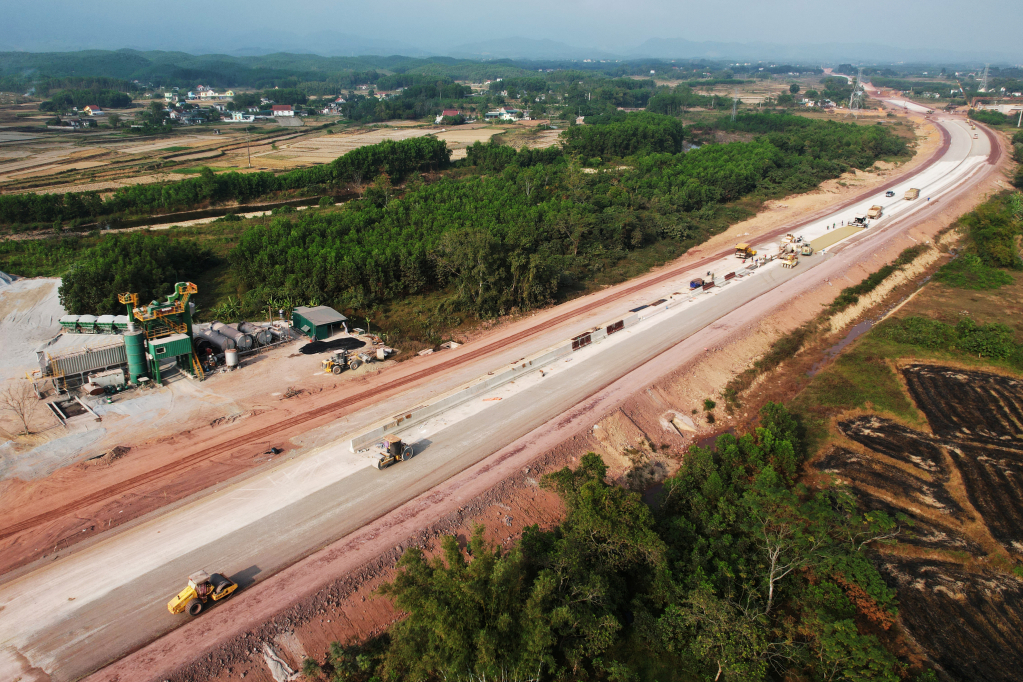 Works started on the project Van Don - Mong Cai Expressway, the longest expressway in the province, in the beginning of 2019. However, the construction process requires many difficult technical factors due to complicated geological conditions as well as adverse impacts of the Covid-19 pandemic.  The construction site maintained safety for nearly 2,000 employees.