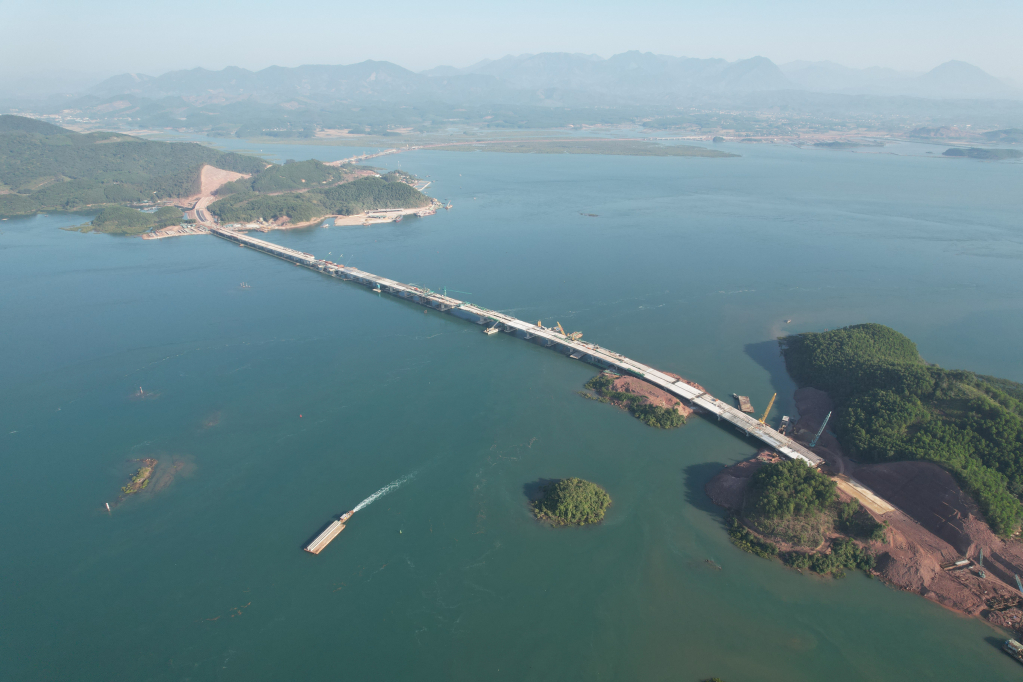 In early December 2021, the bridges on the route were basically completed, Van Tien bridge, the longest bridge on the route, casted closure segment after nearly a year of construction.
