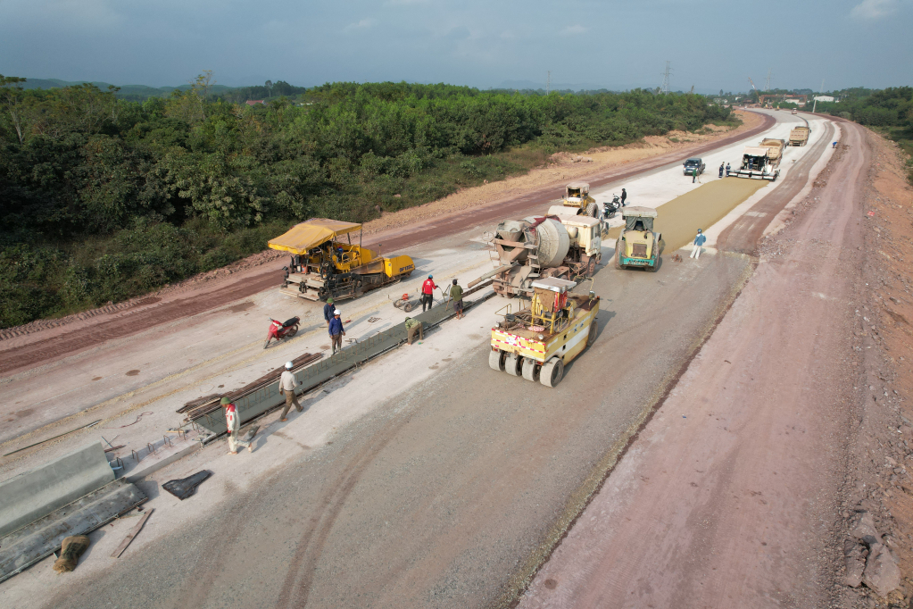 Currently, the contractor has focused on completing the road surface and it is expected to put into operation in mid-2022. On January 1, 2022, the whole road was opened to traffic.