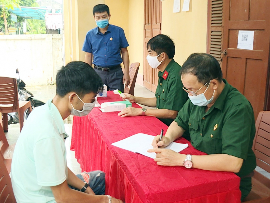 Hội CCB TX Quảng Yên thực hiện khai báo y tế cho người dân.