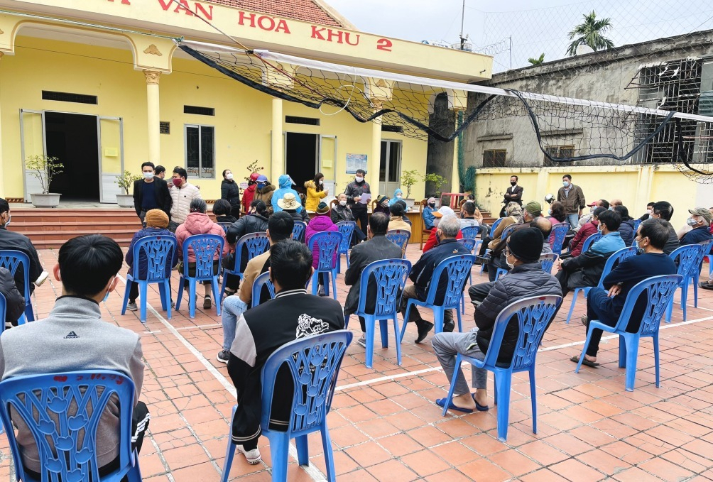 Locals are undergoing testing for Covid-19 at Uong Bi city's Thanh Son ward.