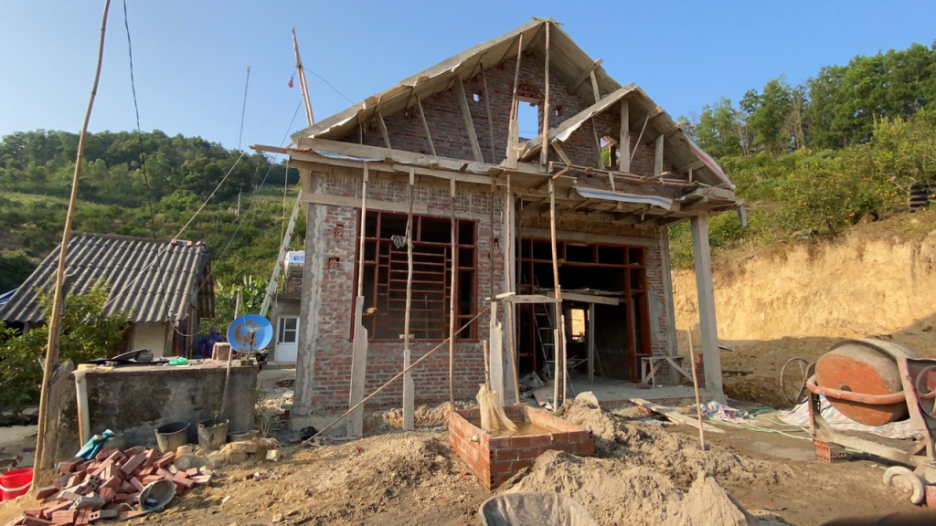 Ngôi nhà đang xây của gia đình anh Nguyễn Hữu Đặng, công nhân phân xưởng Thông gió và Quản lý khí mỏ, Công ty than Quang Hanh (Ảnh: Hồng Nga -CTV)