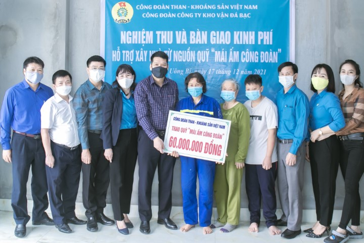 Công đoàn TKV trao hỗ trợ xây Mái ấm công đoàn cho gia đình chị Trần Thị Hải Lý, công nhân vận hành cơ điện - Phân xưởng Vận hành thiết bị Uông Bí, Công ty Kho vận Đá Bạc. 