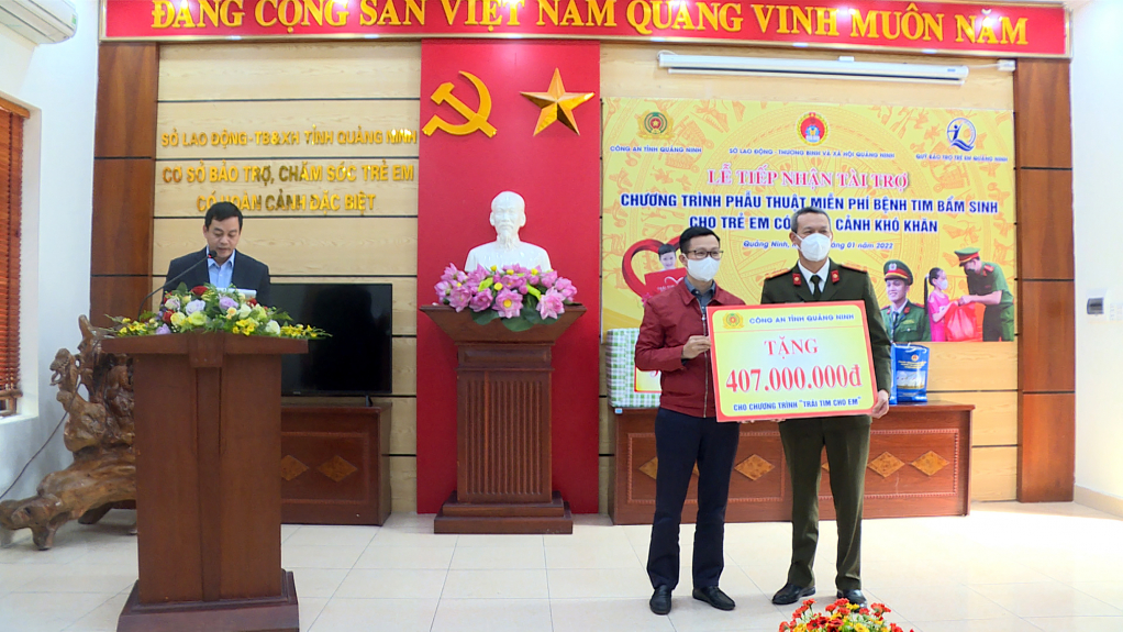 Đại diện Công an tỉnh trao biển ủng hộ cho chương trình 