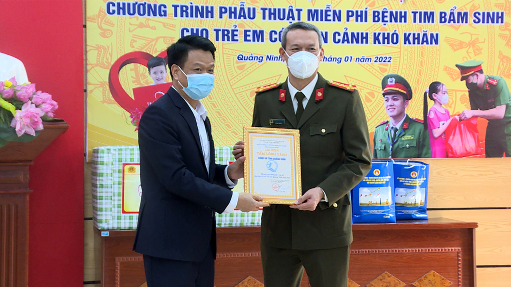 Lãnh đạo Sở Lao động, Thương binh và Xã hội trao giấy ghi nhận 
