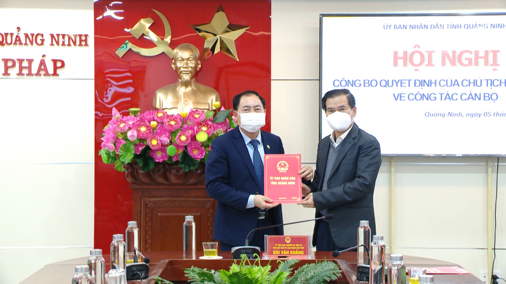 Đồng chí Bùi Văn Khắng, Phó Chủ tịch UBND tỉnh trao quyết định cho đồng chí Đặng Bá Bắc