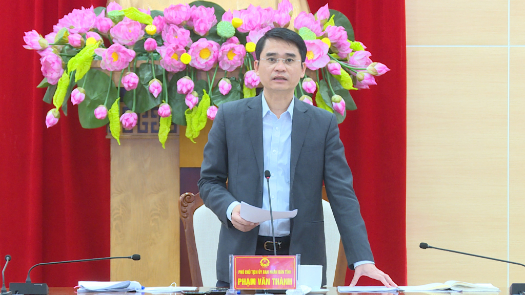 Đồng chí Phạm Văn Thành, Phó Chủ tịch UBND tỉnh báo cáo về kinh nghiệm ứng dụng công nghệ trong quản lý hoạt động vận tải và bảo đảm TTATGT.