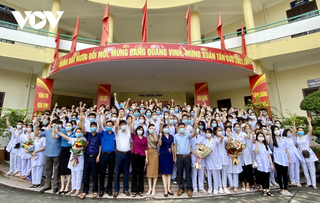 Đoàn cán bộ, thầy thuốc tại các cơ sở y tế trong đó có sự tham gia đông đảo của gần 200 sinh viên trường Cao đẳng Y tế Quảng Ninh tham gia hỗ trợ Hà Nội chống dịch Covid -19, đầu tháng 9/2021. Ảnh: vov.vn