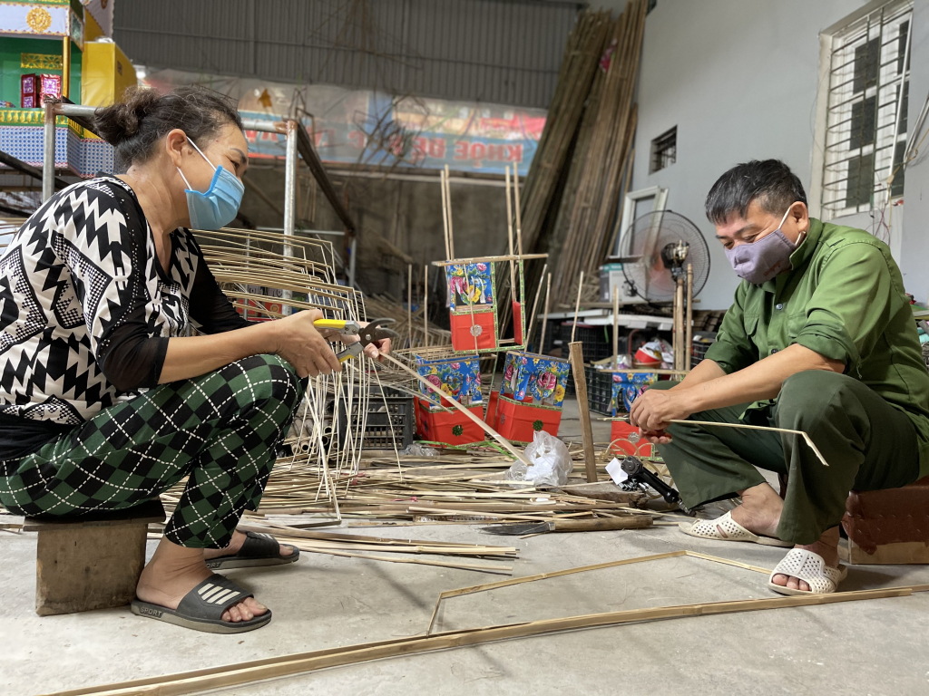 Cơ sở làm hàng mã của gia đình chị Lê Thị Kim Ánh, phường Quảng Yên mỗi năm đạt doanh thu từ 15-20 triệu đồng/tháng.