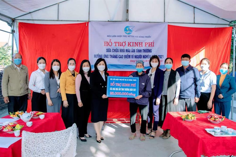 Hội LHPN TX Đông Triều trao hỗ trợ xây dựng nhà mái ấm tình thương phụ nữ nghèo.