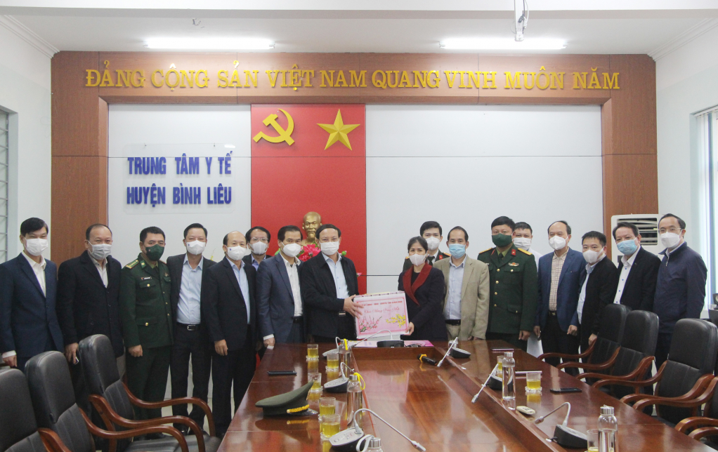 Đồng chí Bí thư Tỉnh ủy cùng đoàn công tác đến thăm,chúc Tết cán bộ, y, bác sỹ Trung tâm Y tế huyện Bình Liêu.