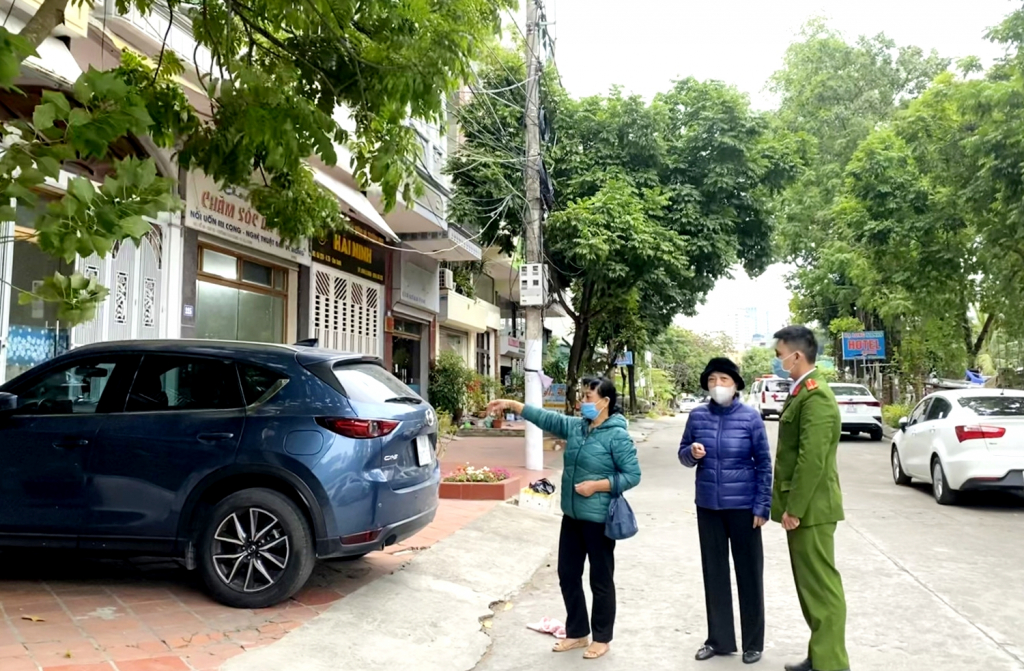 Tổ hòa giải khu phố 2B phối hợp cùng cảnh sát khu vực, Công an phường Cao Xanh, TP Hạ Long nắm tình hình khu dân cư.