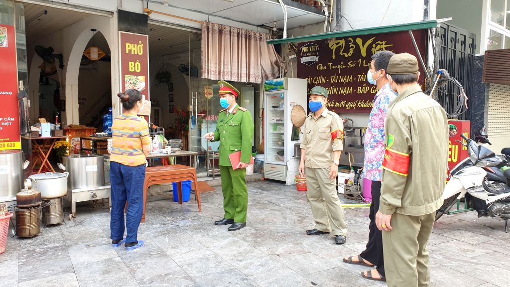 Cảnh sát khu vực và lực lượng bảo vệ dân phố, Công an phường Trần Hưng Đạo (TP Hạ Long) kiểm tra công tác phòng chống dịch trên địa bàn.