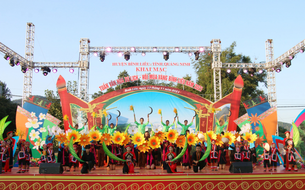 Chương trình nghệ thuật khai mạc Hội Mùa vàng Bình Liêu năm 2021.