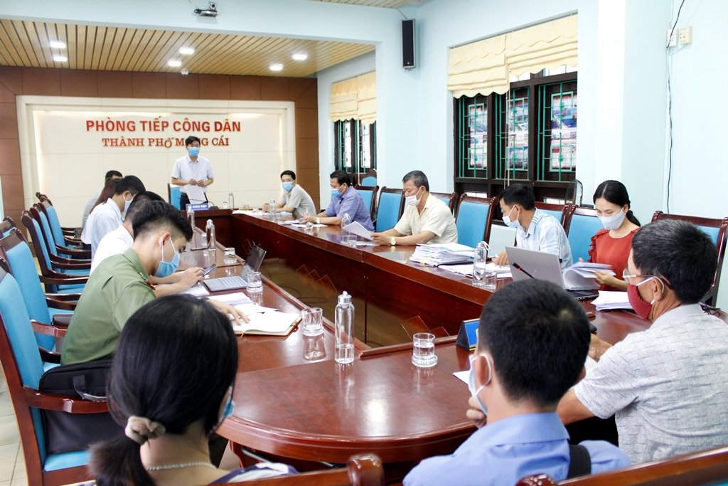 UBND TP Móng Cái tổ chức đối thoại với hộ ông Lê Văn Kim giải quyết nội dung khiếu nại liên quan dự án Khu đô thị hai bên đường dẫn cầu Bắc Luân II (giai đoạn 1), tháng 5/2021. Ảnh: Trung tâm TT-VH Móng Cái
