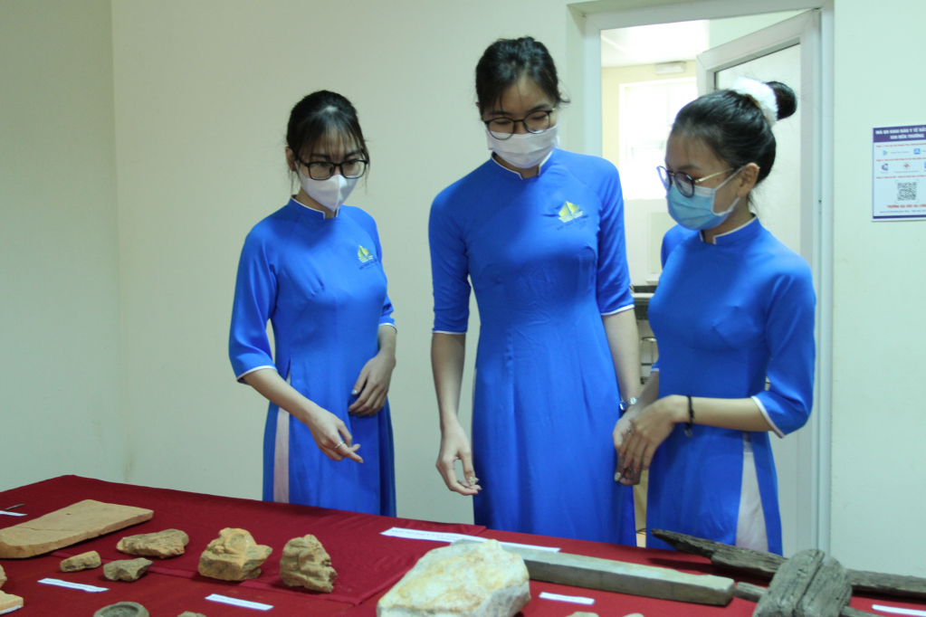Sinh viên Trường Đại học Hạ Long xem một số hiện vật được khai quật từ Thiên Long Uyển.