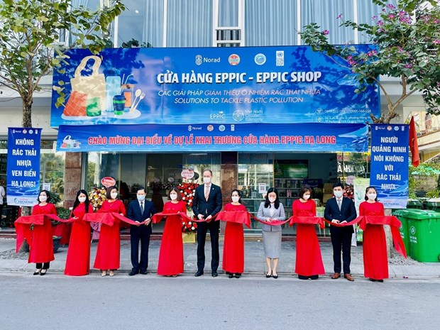 Delegates cut the ribbon to open the EPPIC shop in Ha Long city, Quang Ninh province, on January 7.