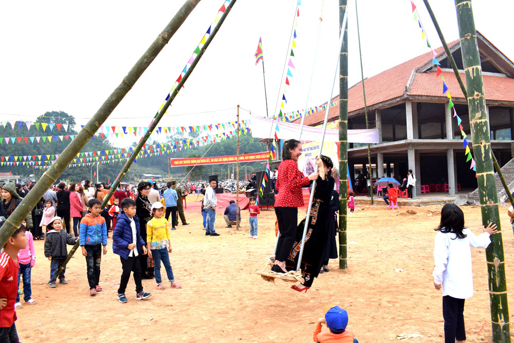 Người dân vui chơi ở Khu Văn hóa Thể thao dân tộc Tày vào dịp tết