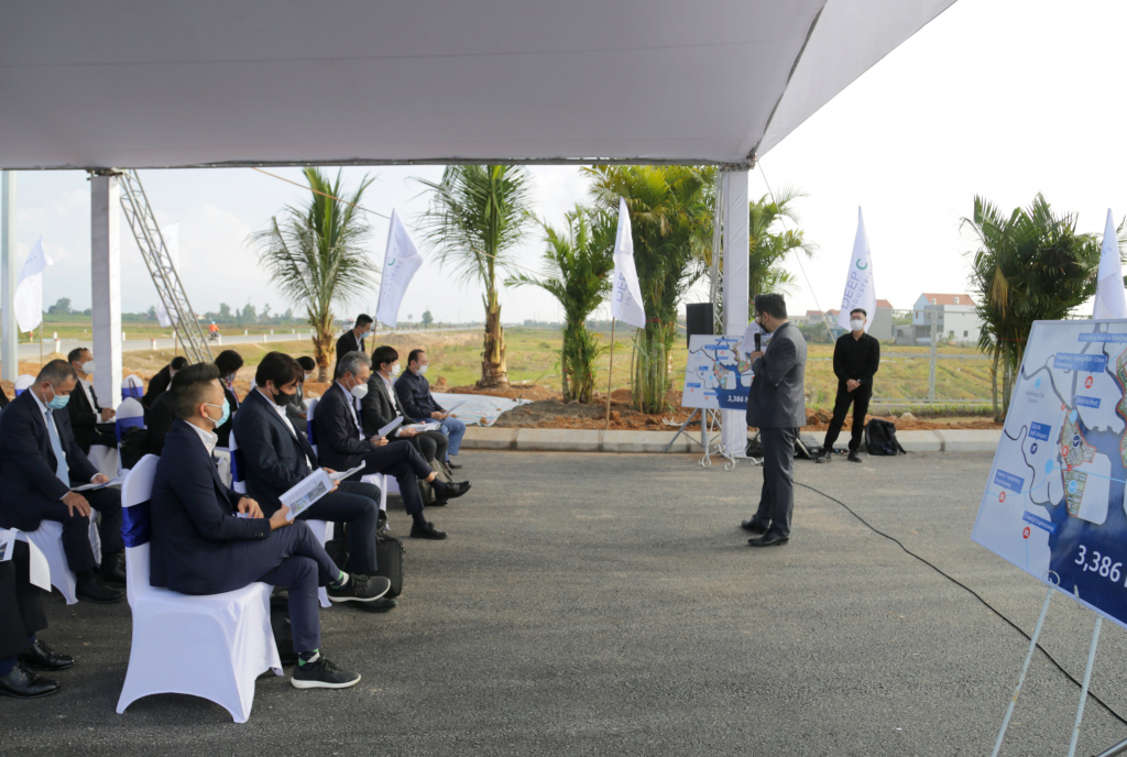 The delegation of Japanese investors visit some industrial parks in Quang Yen town on Nov. 16, 2021.