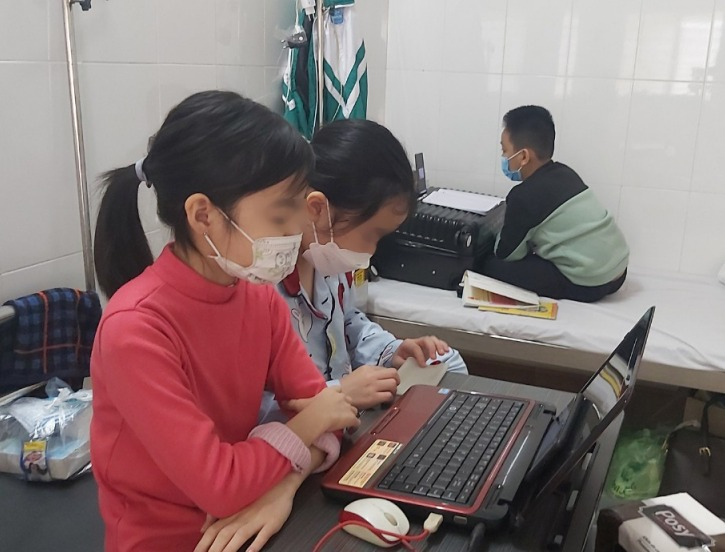 Với phương pháp dạy trực tuyến ở những lớp có học sinh nhiễm Covid- 19 của Trường Tiểu học Quang Trung, TP Hạ Long, giúp cho học sinh đang điều trị tại các bệnh viện đều có thể tham gia học tập, củng cố kiến thức.