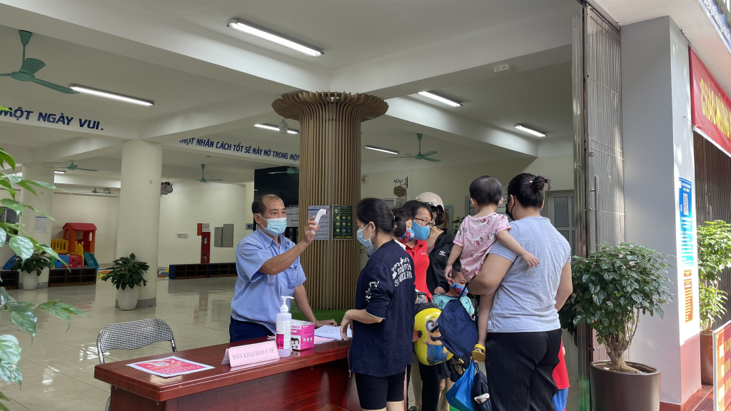 Thực hiện đo thân nhiệt cho phụ huynh, học sinh tại Trường Mầm non Bạch Đằng, TP Hạ Long, ngày 5-11. Ảnh Lan Anh