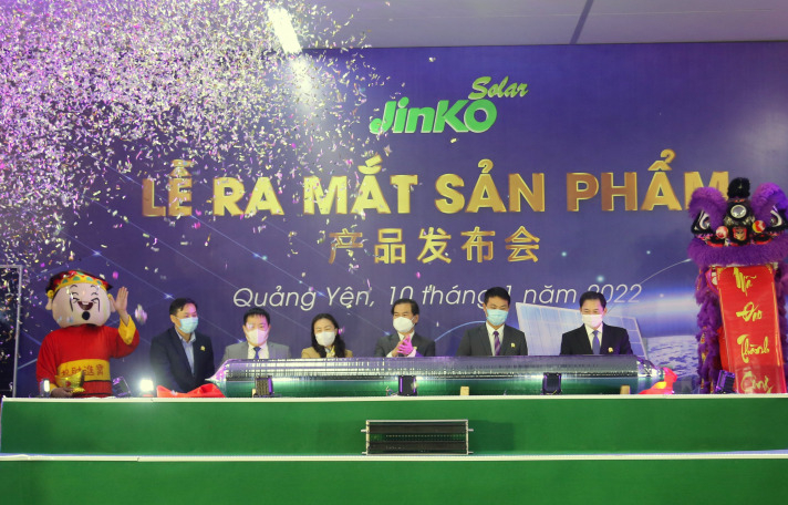 Các đại biểu thực hiện nghi thức kéo băng ra mắt sản phẩm đầu tiên của dự án công nghệ tấm silic Jinko Solar Việt Nam.