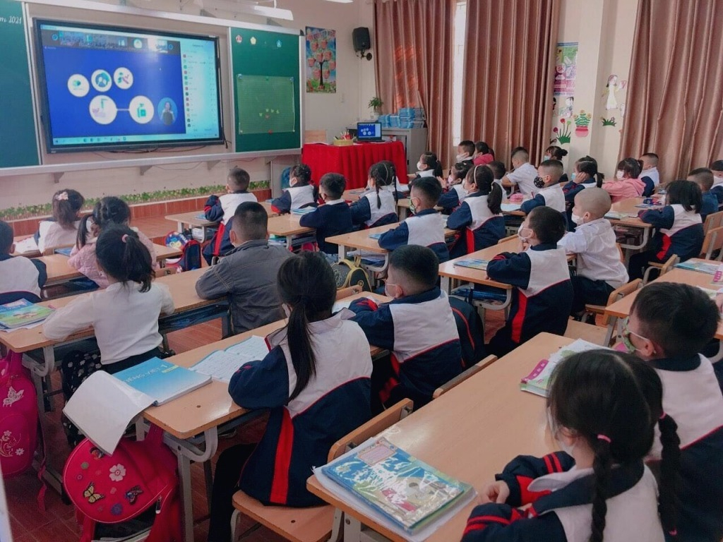 Giáo viên F1 dạy trực tuyến cho học sinh trên lớp tại Trường Tiểu học Lý Thường Kiệt, TP Hạ Long.