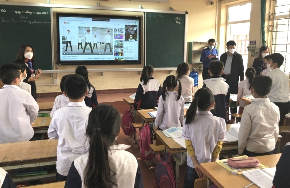 Lãnh đạo TP  Hạ Long và phường Giếng Đáy kiểm tra công tác phòng chống dịch tại Trường Tiểu học Lý Thường Kiệt.