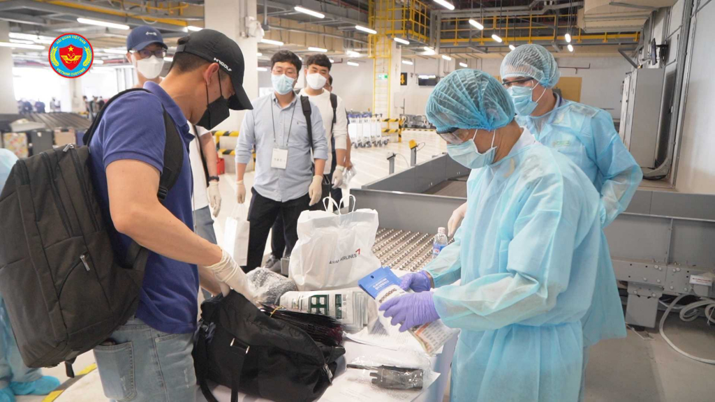 Tổ công tác Hải quan sân bay Vân Đồn kiểm soát hành lý của hành khách xuất, nhập cảnh trong điều kiện phòng chống dịch bệnh Covid - 19. (Ảnh do đơn vị cung cấp)