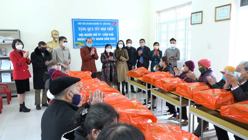  Hoạt động thăm, tặng quà Tết người khuyết tật được tổ chức thường niên mỗi dịp tết đến xuân về của Hiệp hội Doanh nghiệp thành phố.