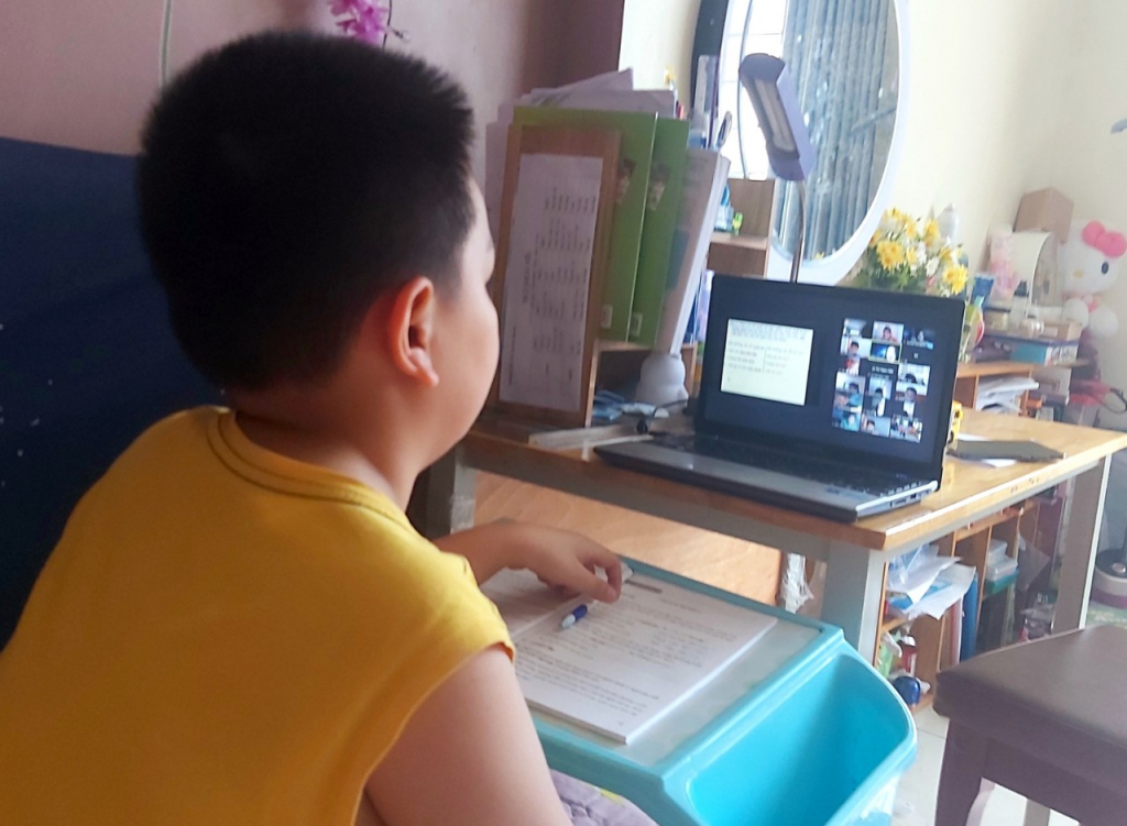 Học sinh Trường Tiểu học Quang Trung, TP Hạ Long học trực tuyến trong những ngày cách ly tại nhà.