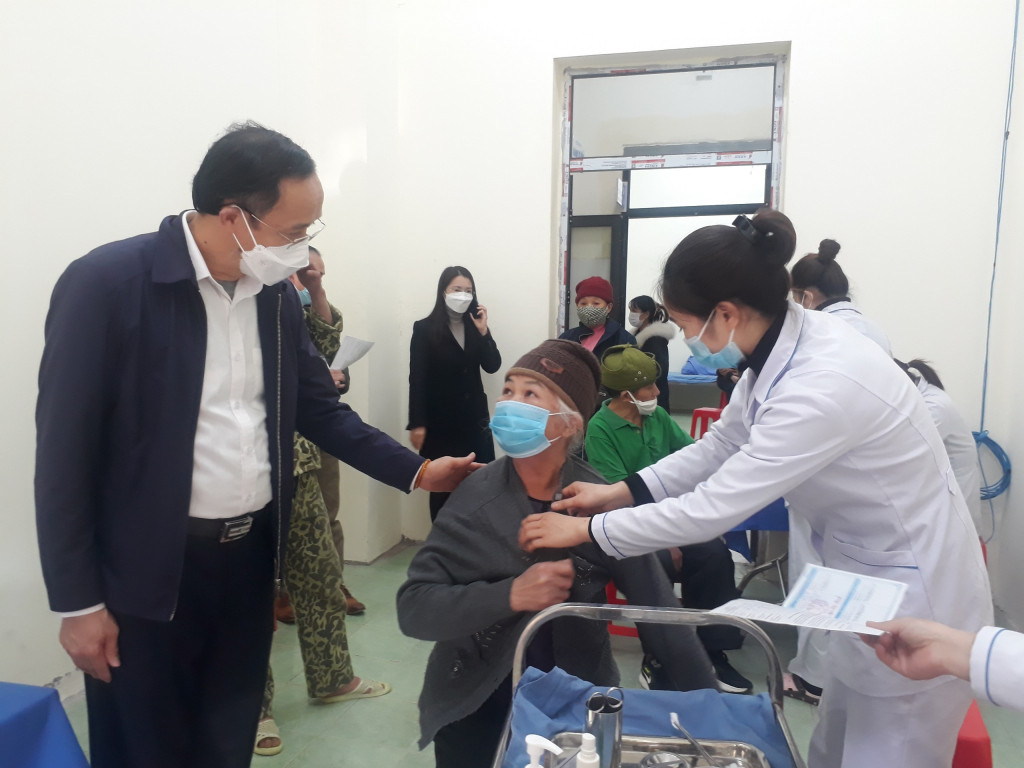 Lãnh đạo huyện Bình Liêu hỏi thăm tình hình sức khỏe người dân tiêm mũi 3 vắc-xin phòng Covid-19.