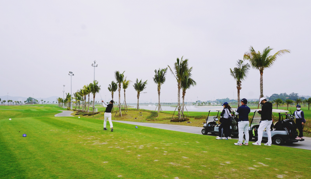 Du khách trải nghiệm dịch vụ mới trong kỳ nghỉ đầu năm tại sân Golf Tuần Châu.