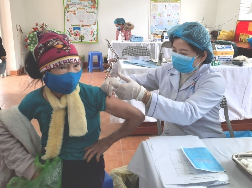 Local people in Ba Che district's Dap Thanh commune received the 3rd shots of vaccination against Covid-19.