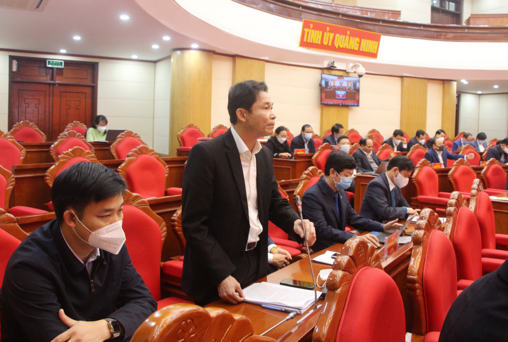 Đồng chí Hồ Văn Vịnh, Bí thư Thị ủy Quảng Yên, phát biểu tại hội nghị.