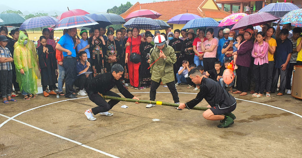 Thi đấu đẩy gậy tại Ngày hội văn hoá - thể thao dân tộc Tày tại xã Phong Dụ (Tiên Yên) năm 2021.