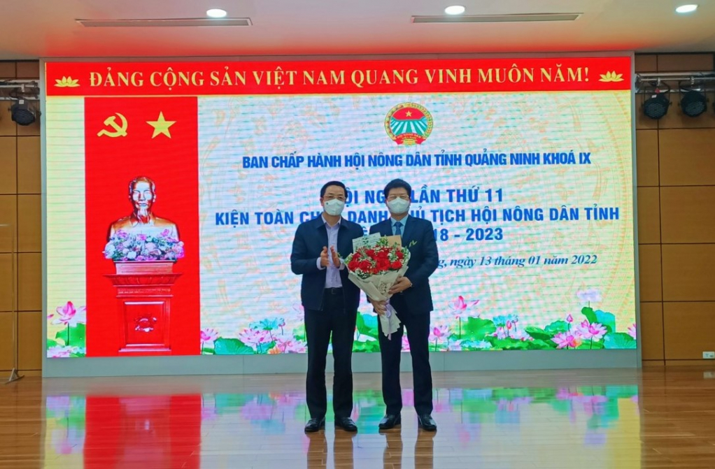 Đồng chí Nguyễn Văn Hồi tặng hoa chúc mừng tân Chủ tịch Hội Nông dân tỉnh khóa IX.