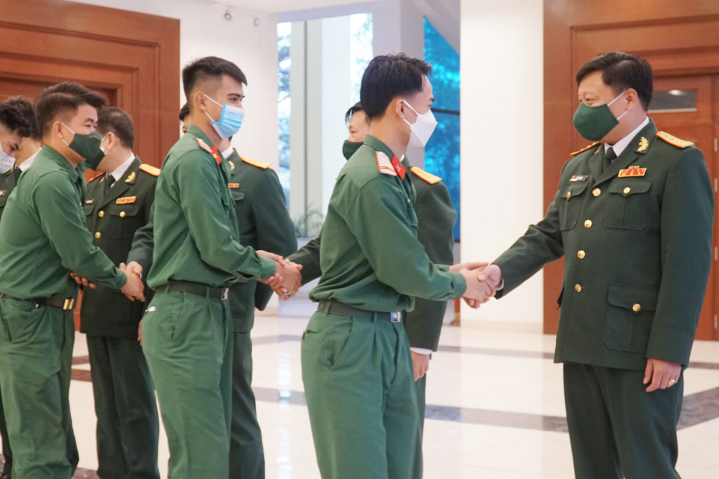 Lãnh đạo Bộ CHQS tỉnh, động viên quân nhân hoàn thành NVQS trở về địa phương.