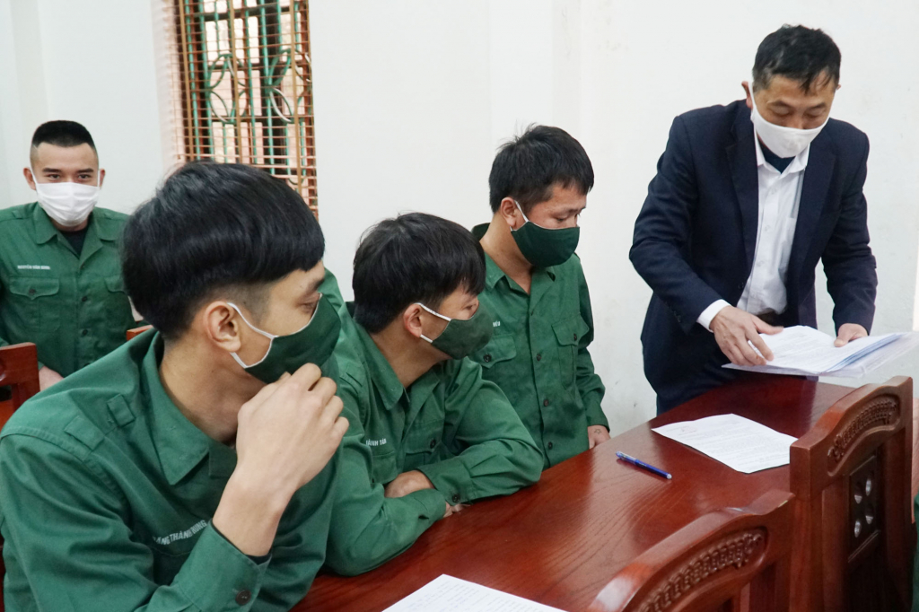 Các doanh nghiệp, trường đào tạo nghề tư vấn, giới thiệu việc làm cho quân nhân hoàn  thành NVQS trở về địa phương. (Tại TP Uông Bí).