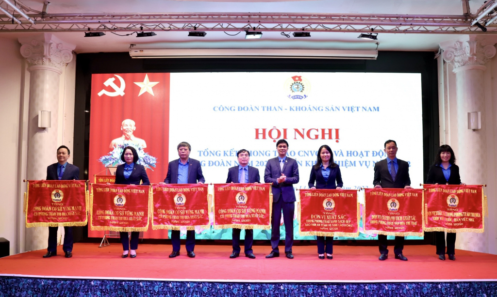 Đồng chí Ngọ Duy Hiểu, Phó Chủ tịch Tổng LĐLĐ Việt Nam tặng cờ thi đua của Tổng LĐLĐ Việt Nam cho các tập thể.