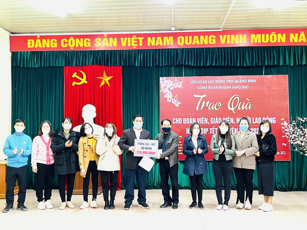 Giáo viên trường THCS-THPT Chu Văn An được nhận thưởng Tết.
